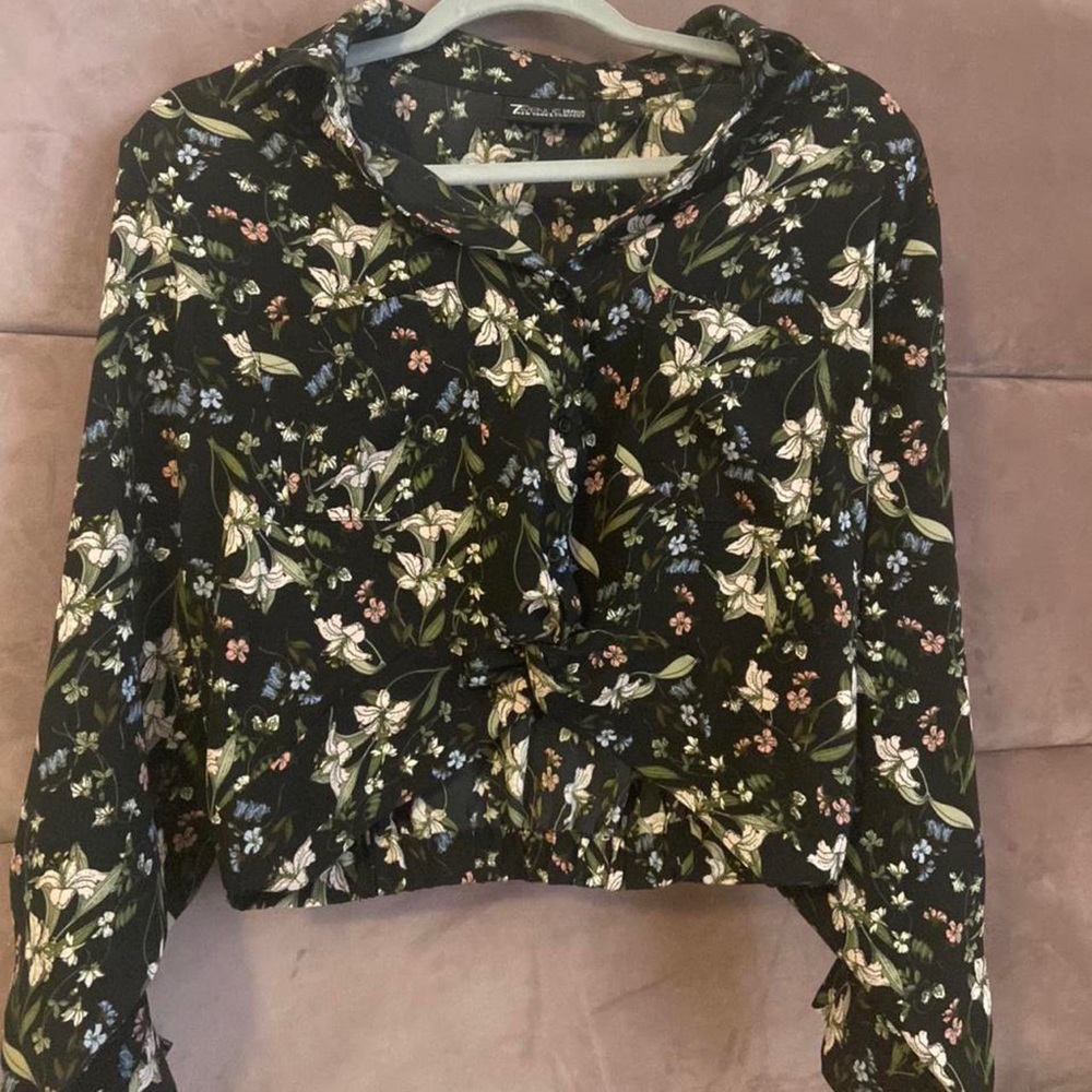 Black button-up blouse/top with a floral pattern in perfect condition 🖤